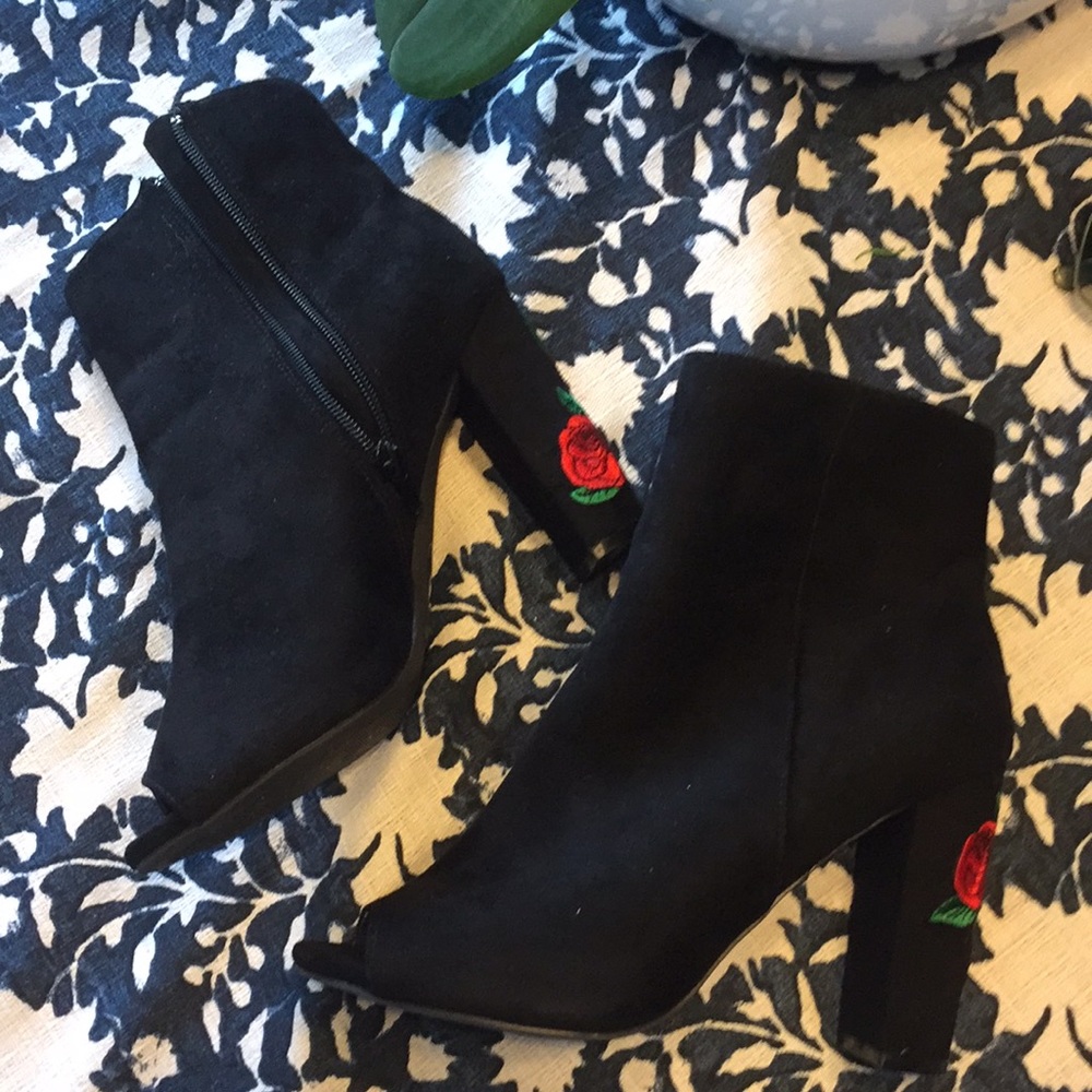 RUE 21🌹 open toe faux suede bootie